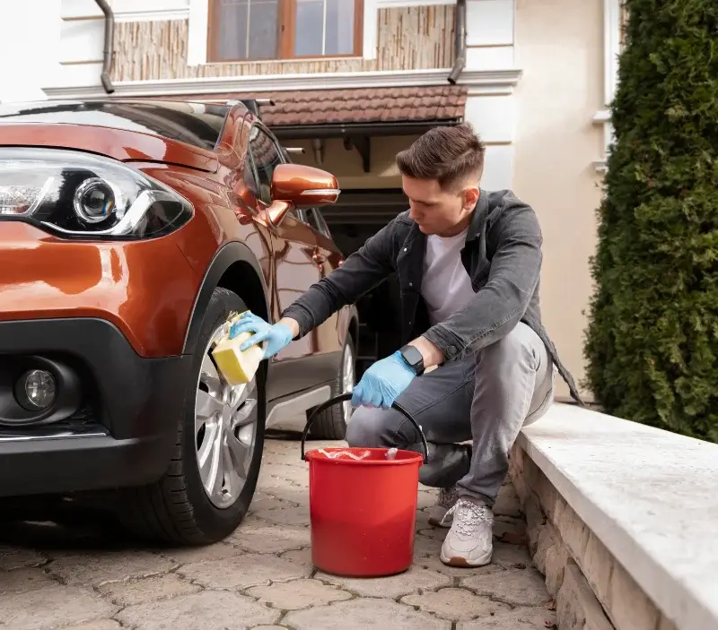 Lavage auto à domicile Genac-Bignac : professionnel intervenant sur un véhicule